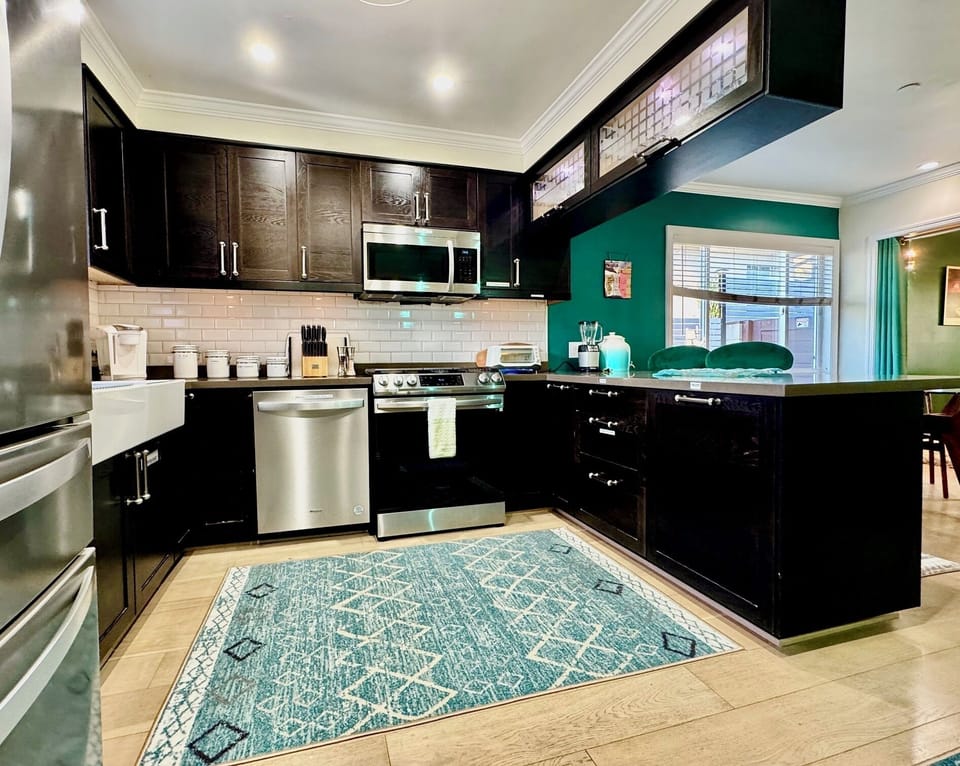 Full kitchen- all new stainless steel appliances
