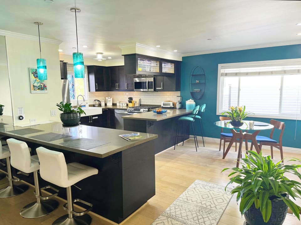  Kitchen + Breakfast Nook
