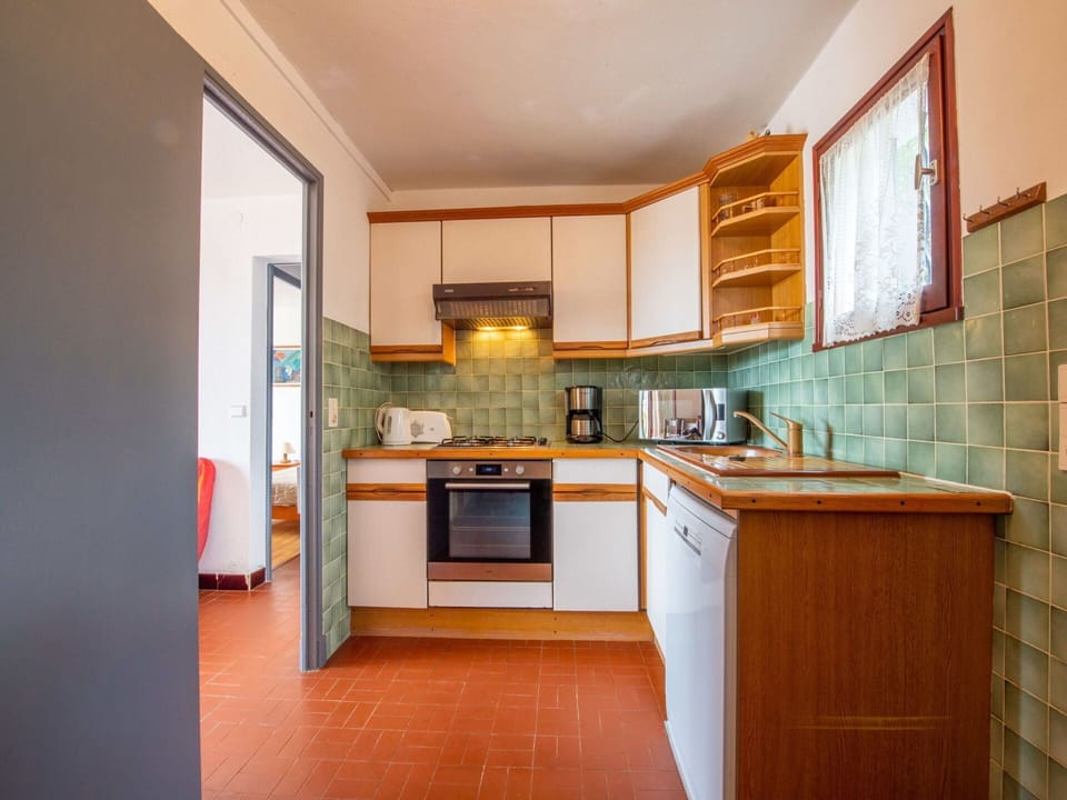 Cabinetry, Countertop, Property, Kitchen Stove, Kitchen Appliance, Kitchen, Wood, Interior Design, Home Appliance, Flooring