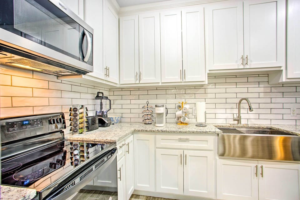 Kitchen | Central A/C | Community Amenities | Free WiFi | Towels/Linens