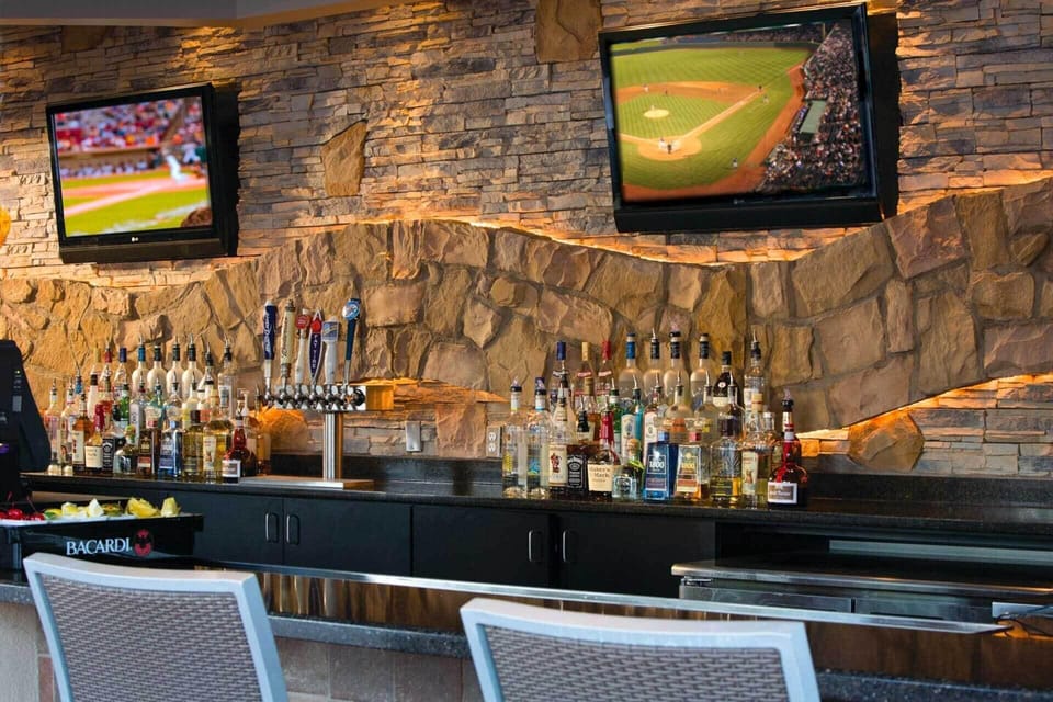The Water's Edge Bar &amp; Grill