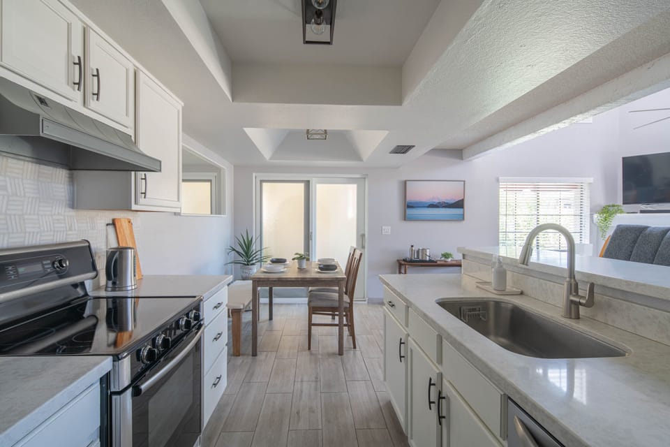 Fully equipped kitchen with modern appliances, perfect space for cooking up your best dishes!