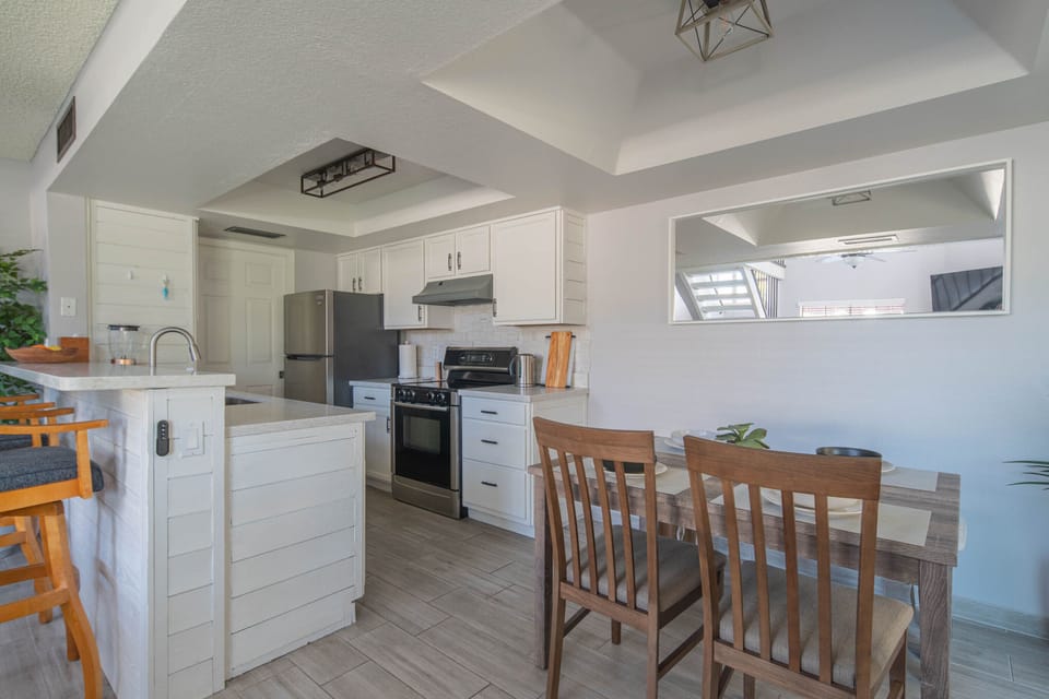 Fully equipped kitchen with 2-seater kitchen bar and 4-seater dining table