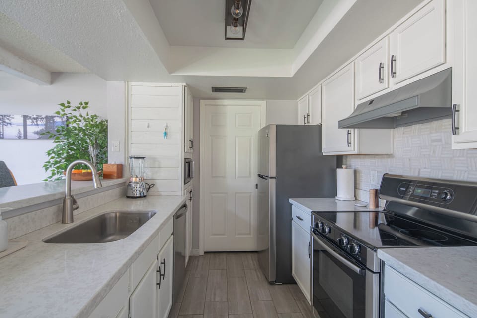 Fully equipped kitchen with modern appliances, perfect space for cooking up your best dishes!