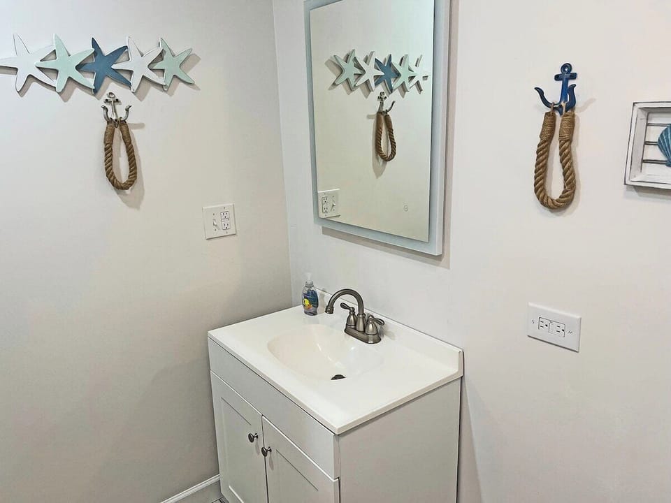 BR 2 Bath Shower Commode Not Shown