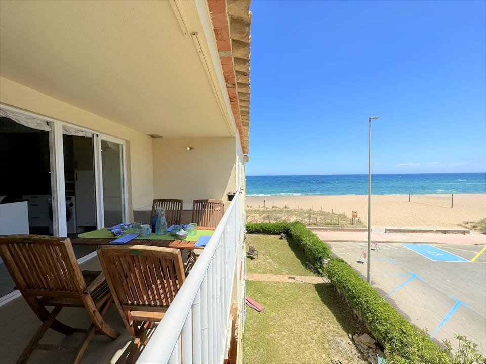 First line apartment. Capacity 5 people.Parquing-WIFI-PALS-COSTA BRAVA