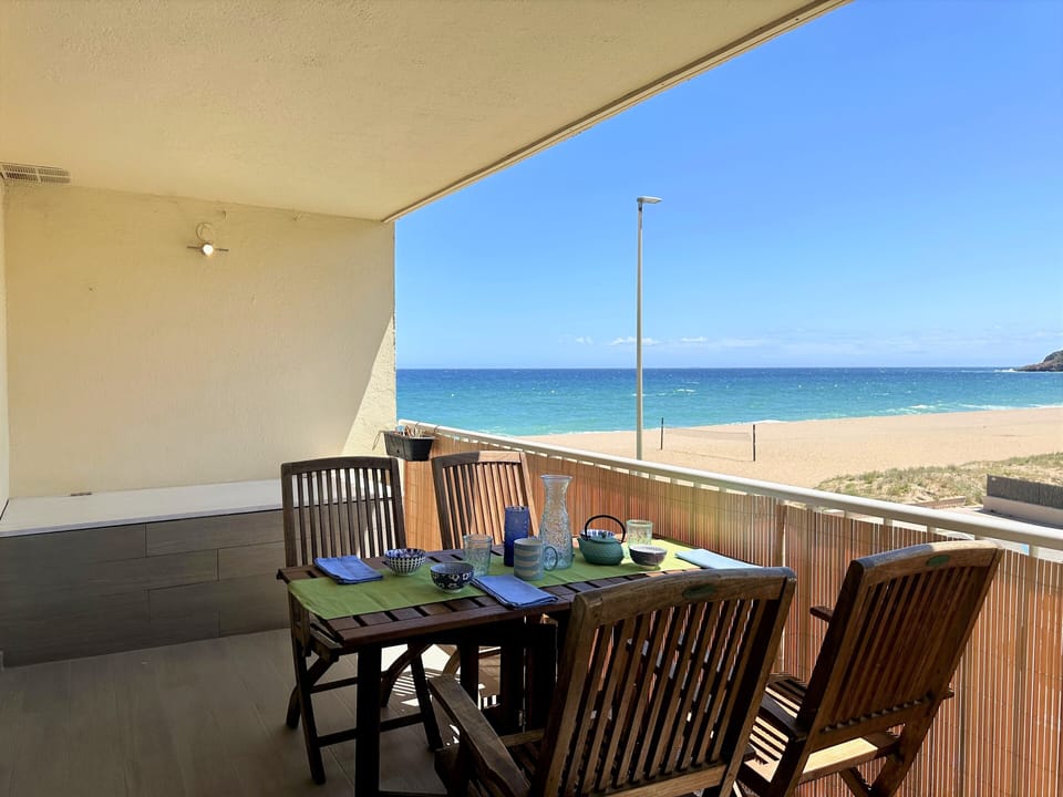 First line apartment. Capacity 5 people.Parquing-WIFI-PALS-COSTA BRAVA