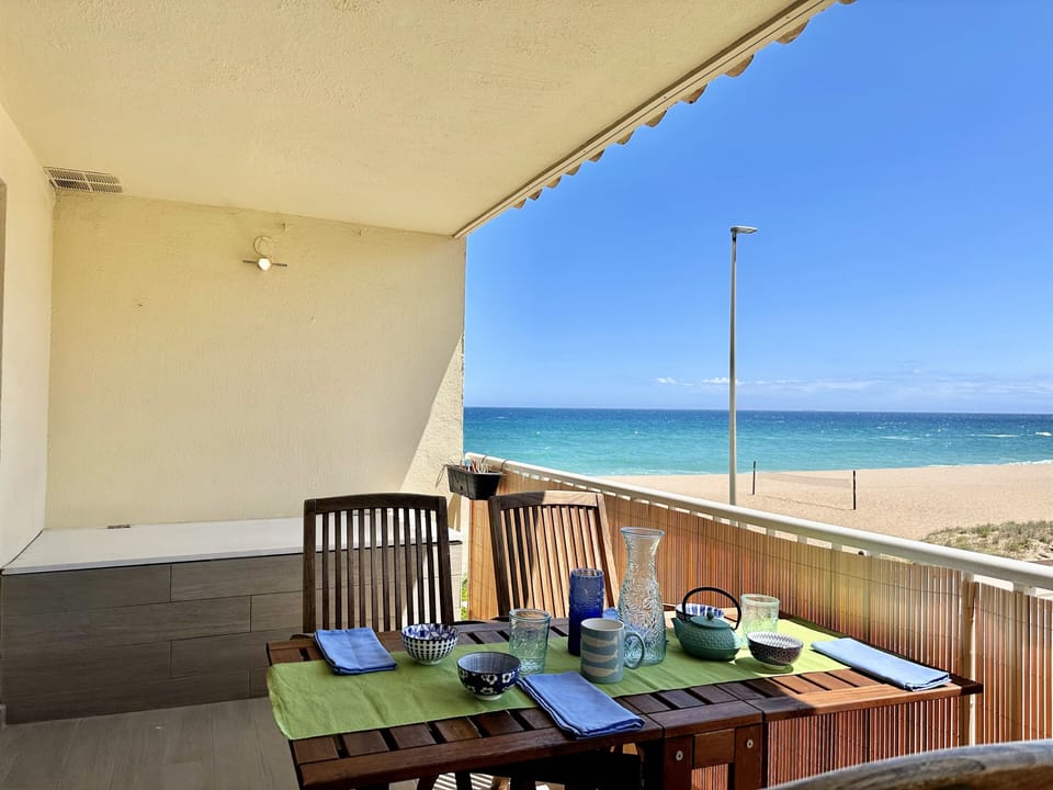 First line apartment. Capacity 5 people.Parquing-WIFI-PALS-COSTA BRAVA