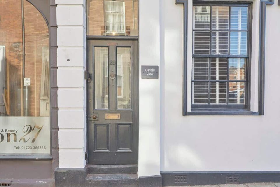 Castle View, Scarborough - Host & Stay