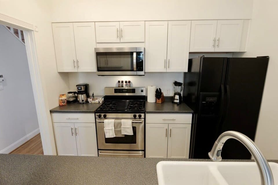 Full size kitchen with full size appliances