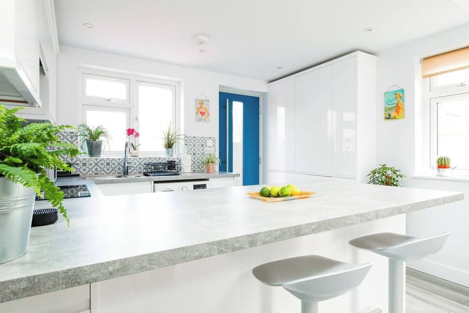 Fully equipped kitchen with breakfast bar