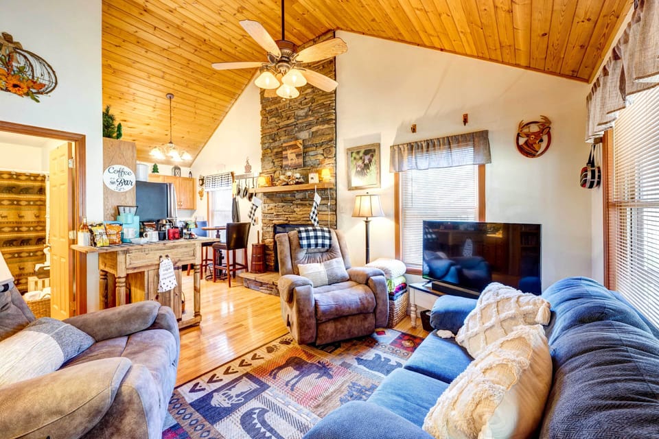 Marble Vacation Rental | 2BR | 2BA | 684 Sq Ft | Stairs Required