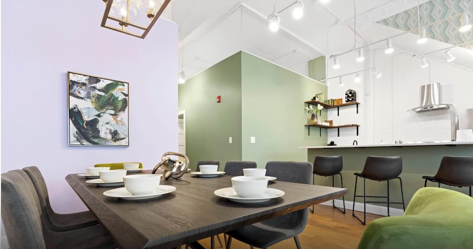 Gather and dine in style at Super Stays, your lodging solution in the bourbon capital of the world, where comfort meets convenience.