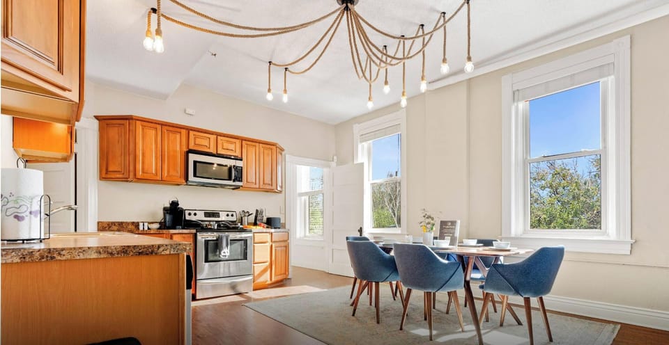 A sunny, welcoming space that’s perfect for a Kentucky vacation. Gather, dine, and plan your excursions in a place that feels just like home.