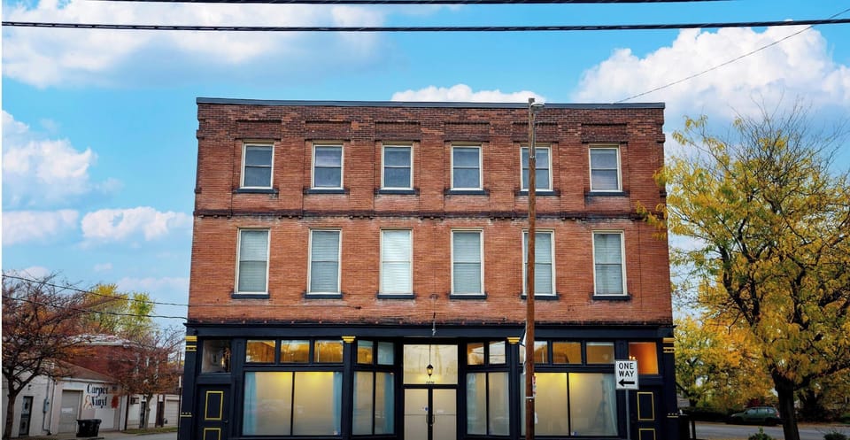 Welcome to SuperStays, the go-to destination for retreat planning along the Kentucky Bourbon Trail. This historic haven blends comfort with convenience, making it the perfect base for your next adventure.