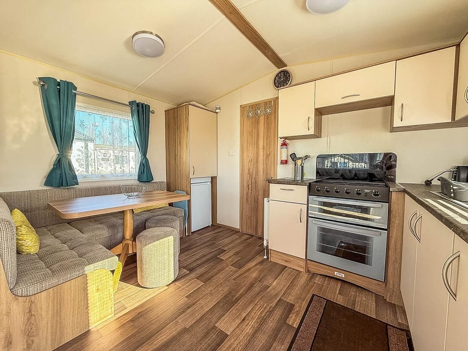 Equipped with all of the essential appliances, you can easily cater to your party's needs.