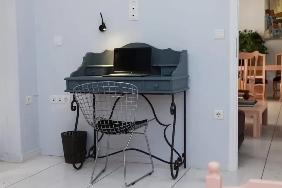 Bedroom 3 Dedicated workspace,fast reliable wifi ,reading light , adjacent patio