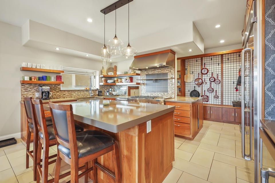 Upper chef's kitchen