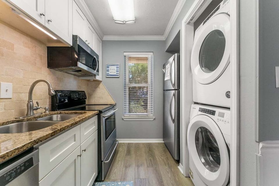 Full kitchen & washer and dryer