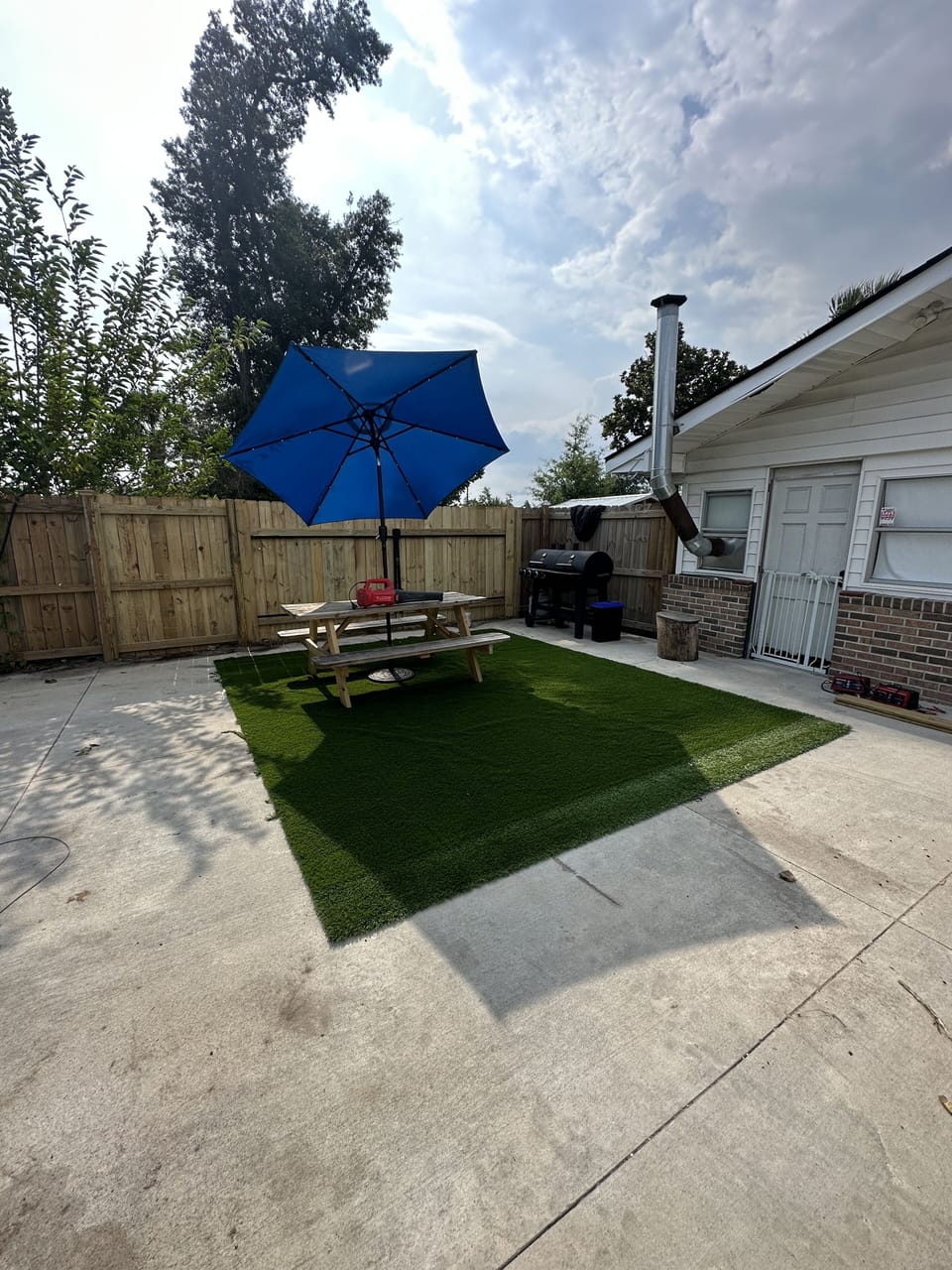 You also have a lovely patio area with gas/charcoal grill. Picnic area. 