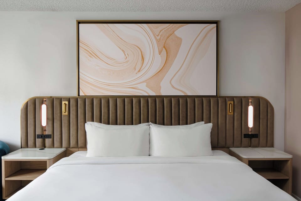 1 King bed. Exact unit will be assigned upon arrival. Views, colors and decor may vary.