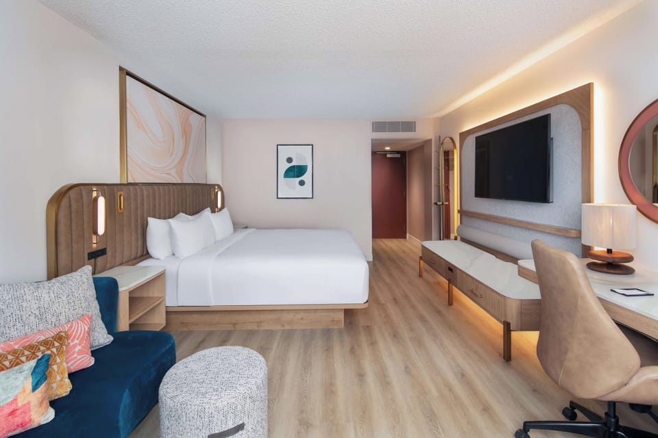 1 King bed. Exact unit will be assigned upon arrival. Views, colors and decor may vary.