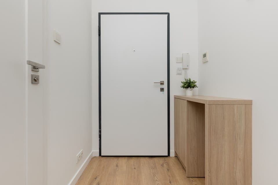 Cosy studio with a suble decor and functional furniture.