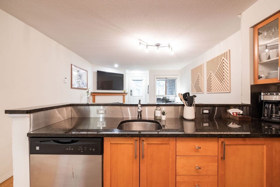 Full kitchen: Stainless steel appliances