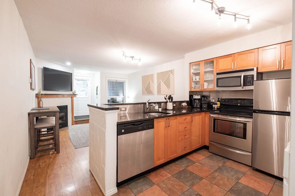 Full kitchen: Stainless steel appliances