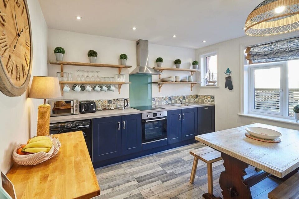 Mumbles Cottage, Whitby - Host & Stay