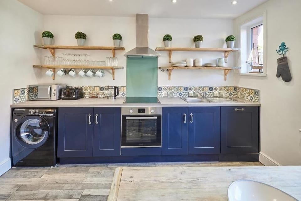 Mumbles Cottage, Whitby - Host & Stay