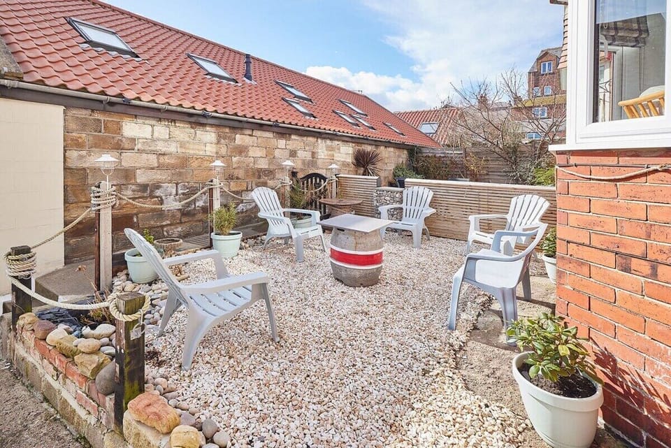 Mumbles Cottage, Whitby - Host & Stay