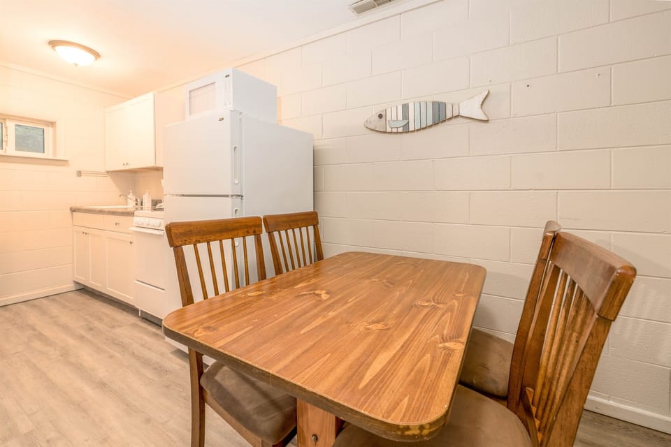 Dining seating for 4