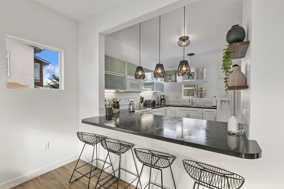 Breakfast Bar | Seating for 4!