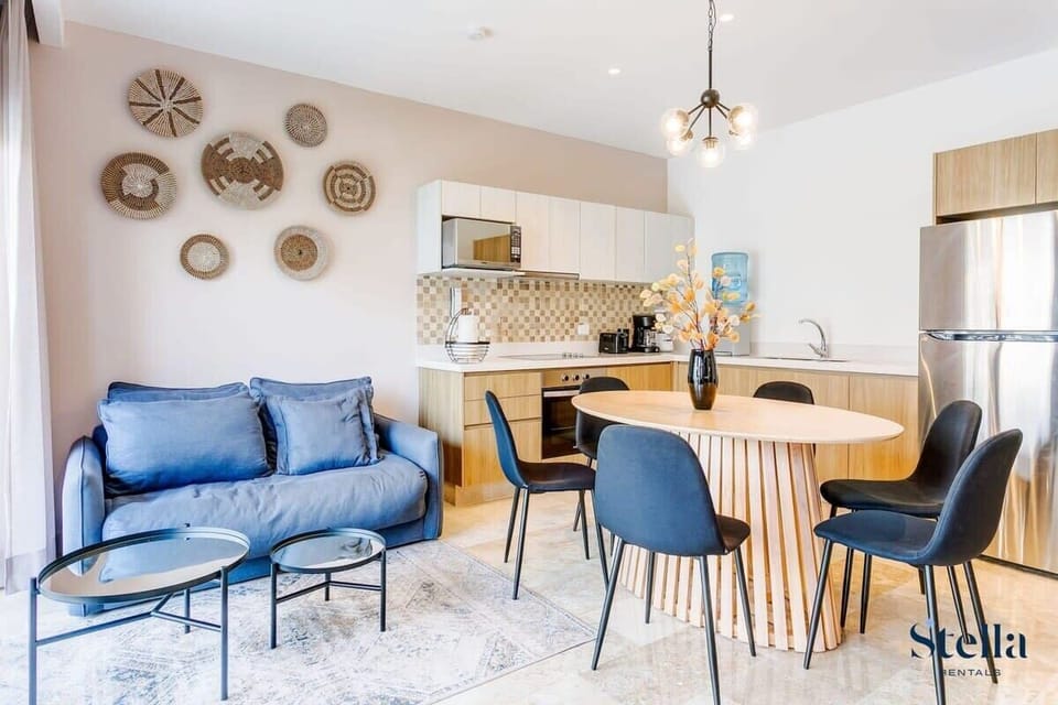 In this naturally well-lit condo, you’ll appreciate the entertainment-ready floor plan