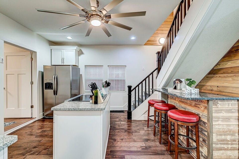 kitchen w/ bar
