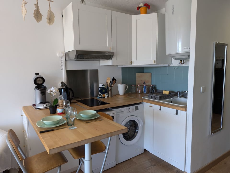 Fully equipped kitchen (dishwasher, washing machine, refrigerator...) with bar corner for meals, open to the living room