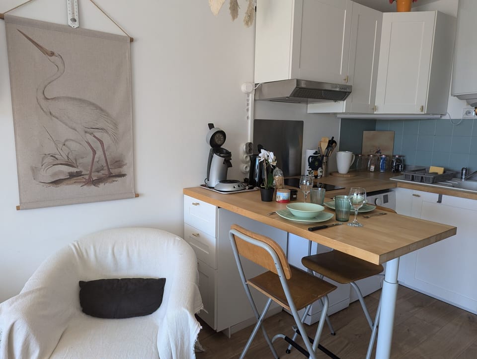 Fully equipped kitchen (dishwasher, washing machine, refrigerator...) with bar corner for meals, open to the living room