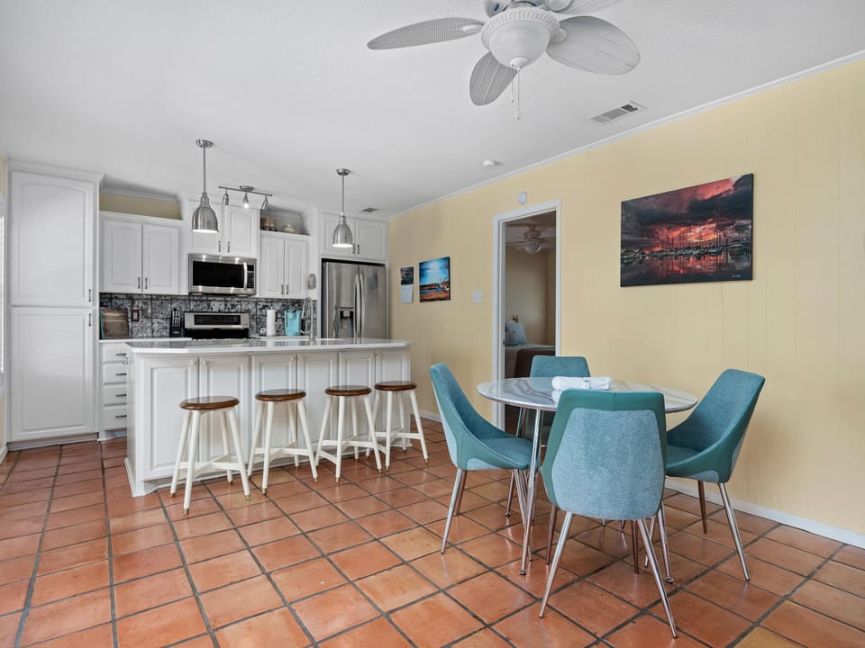 Dining Area - Table for 4 - Countertop Seating for 4