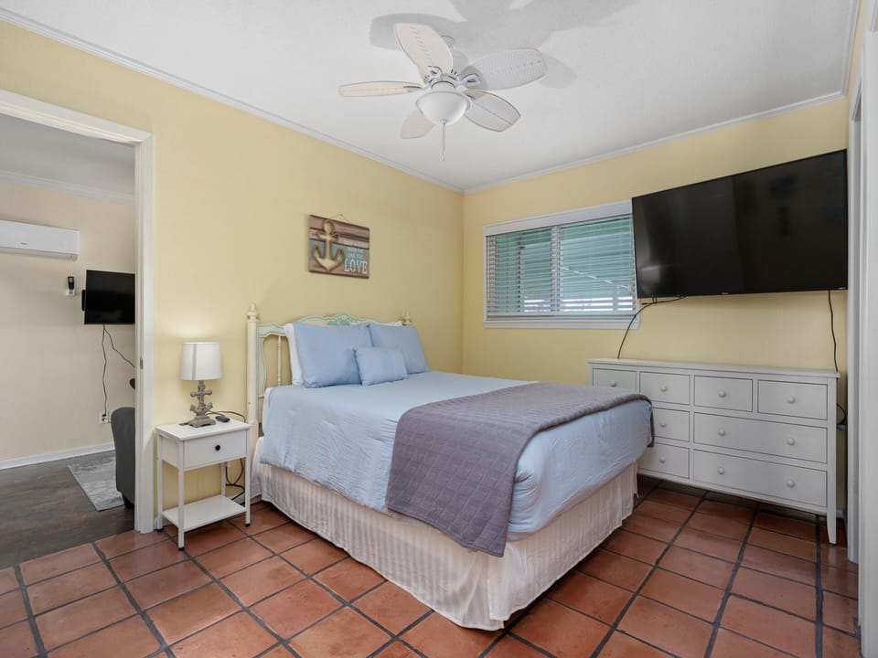 Primary Bedroom - Queen Bed w/ En Suite