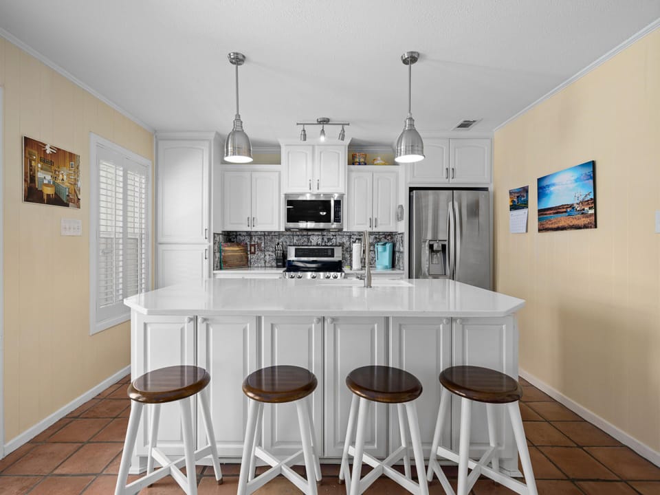 Kitchen - Countertop Seating for 4