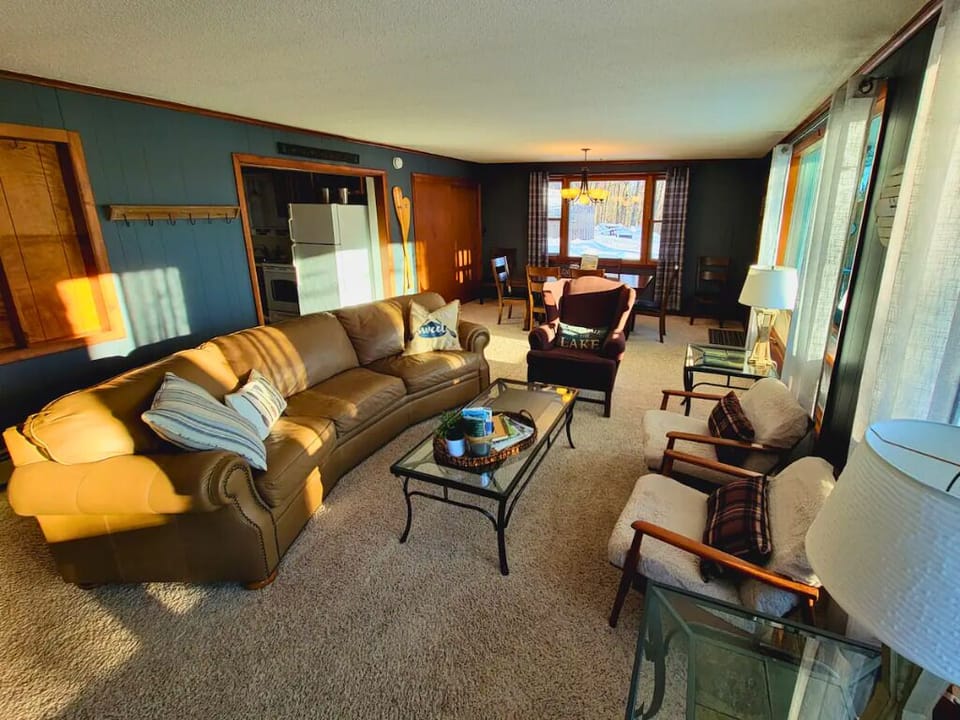 Cozy furnishings with great lake views!