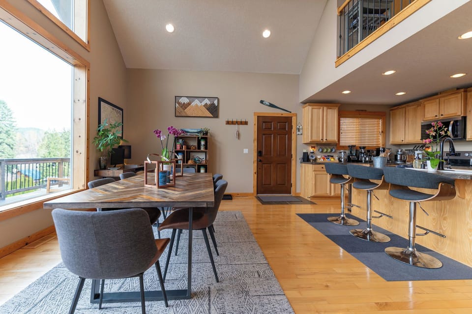 Flexible living and dining area