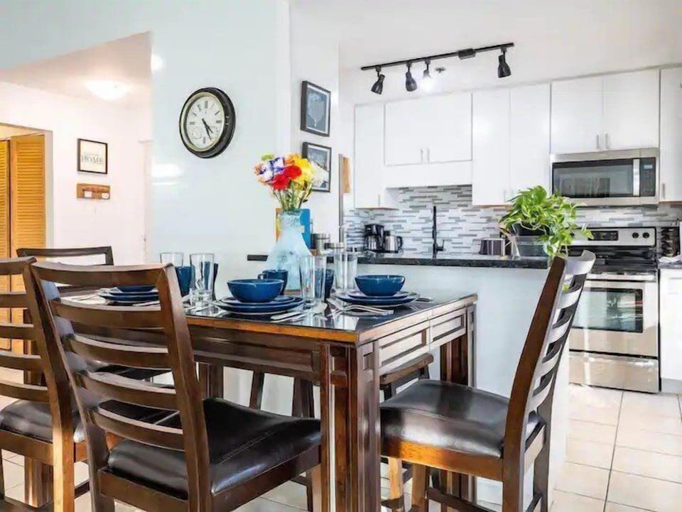 Dining Area & Kitchen