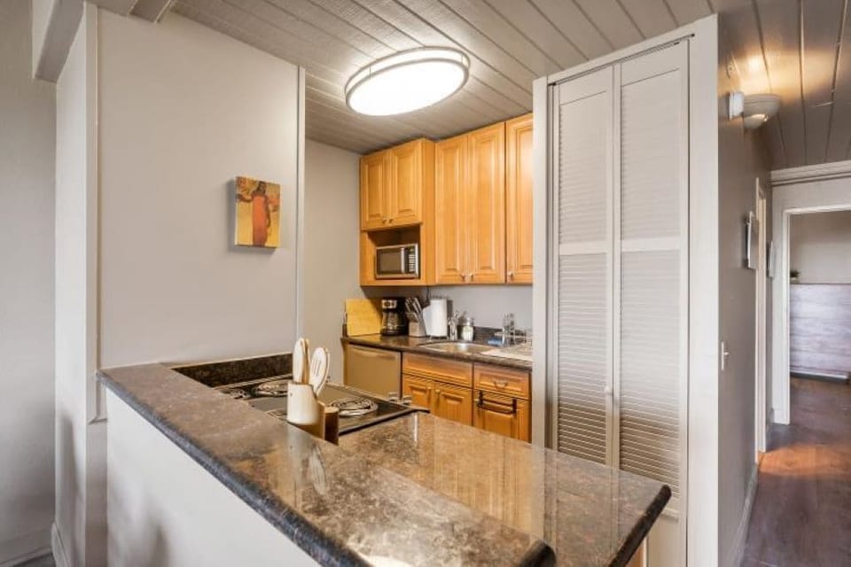 Easy meal prep, well supplied kitchen for your vacation eat in meals.