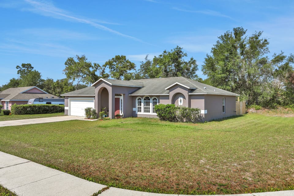 The house is 35 min from Daytona Beach and 45 min from Orlando attractions.