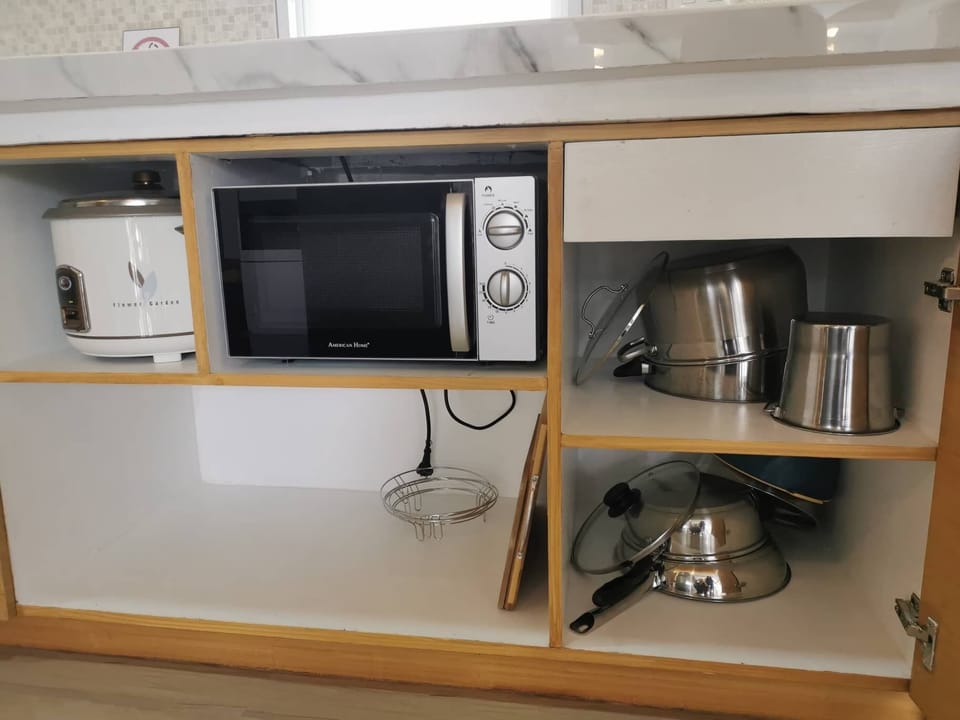 microwave,pots,rice cooker