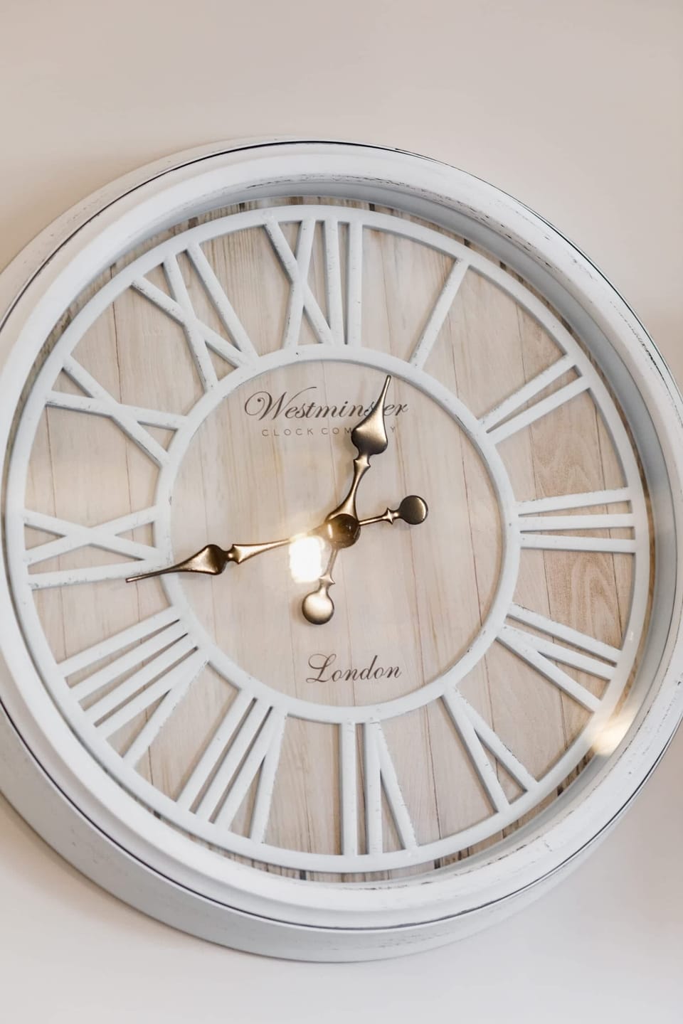 Decorative details in the apartment. 