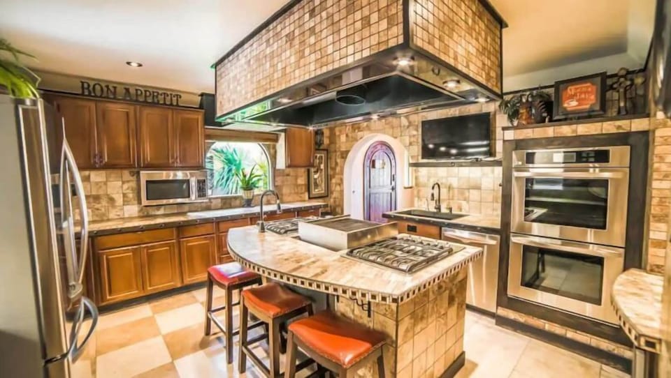 A culinary haven for aspiring chefs. Step into our Gourmet Chef's kitchen which features a double oven and indoor grill.