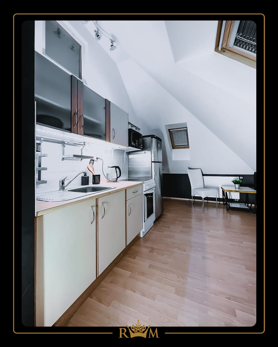 Fully equipped kitchen. Pots, dishes, 
cutlery, stove & oven, microwave, etc.